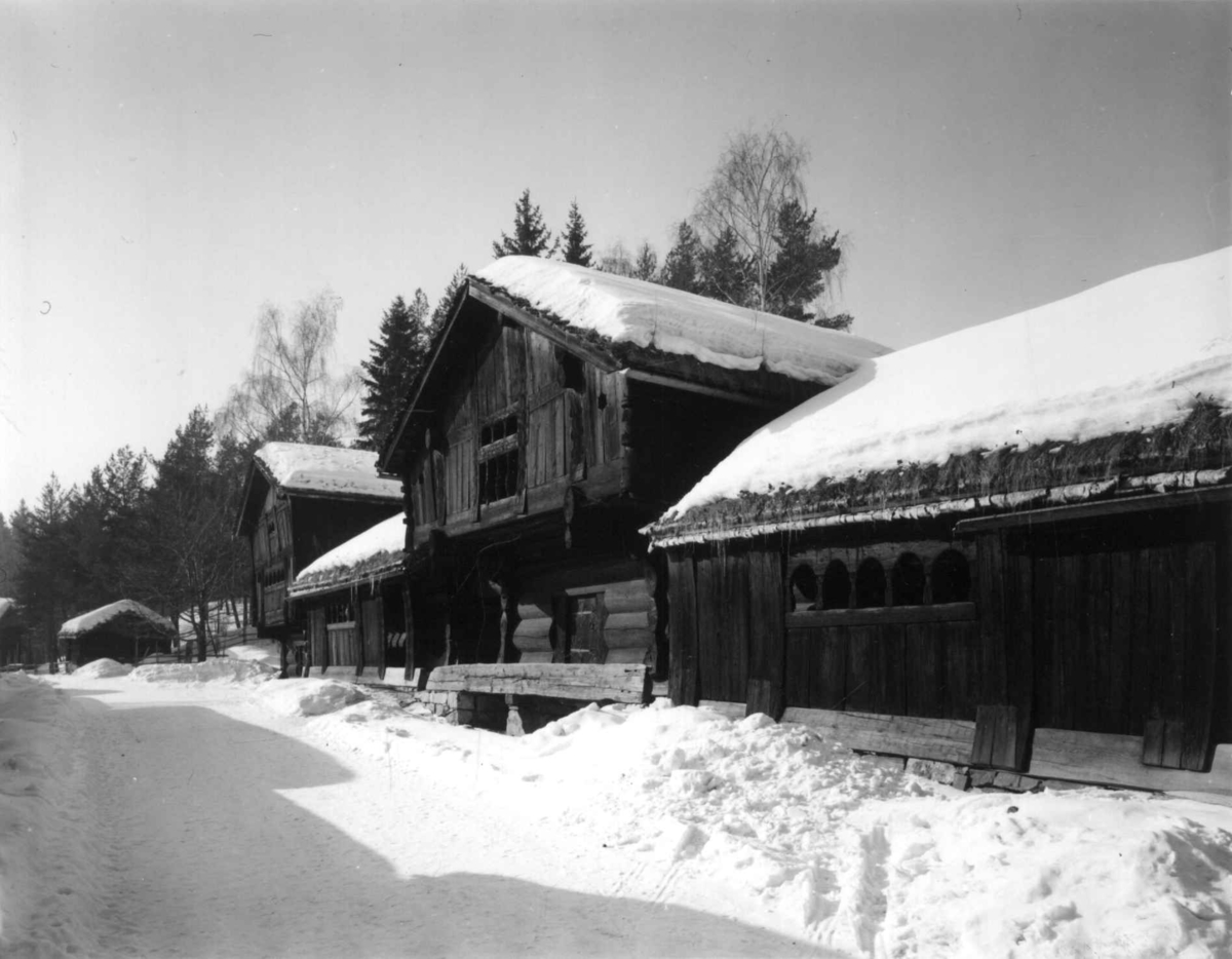 Setesdalstunet på Norsk folkemuseum, fotografert av Sjur Fedje, mars 1969.