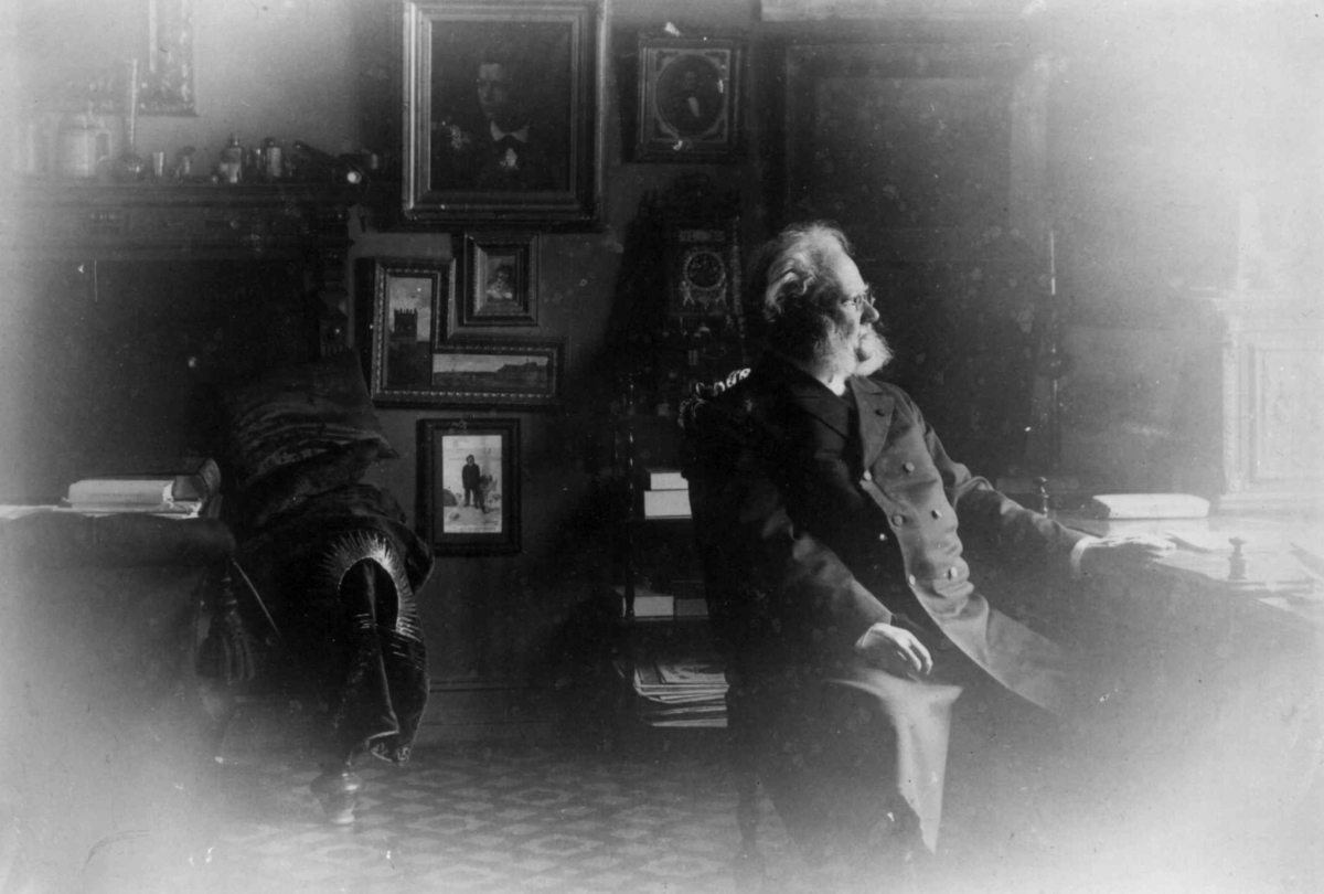 Henrik Ibsen ved skrivebordet i sitt arbeidsrom i Arbins gate.