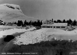 Avfotografert postkort. Skeikampen turisthytte i Østre Gausd
