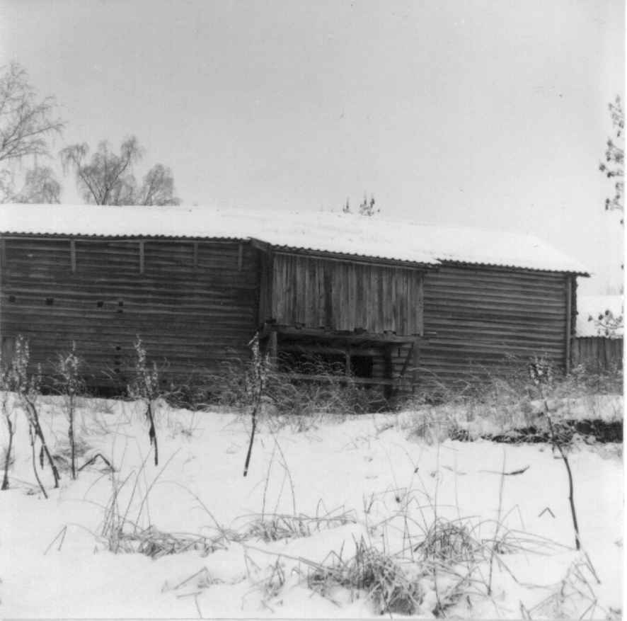 Holo, Bærum, Akershus 1973. Uthus med snø.