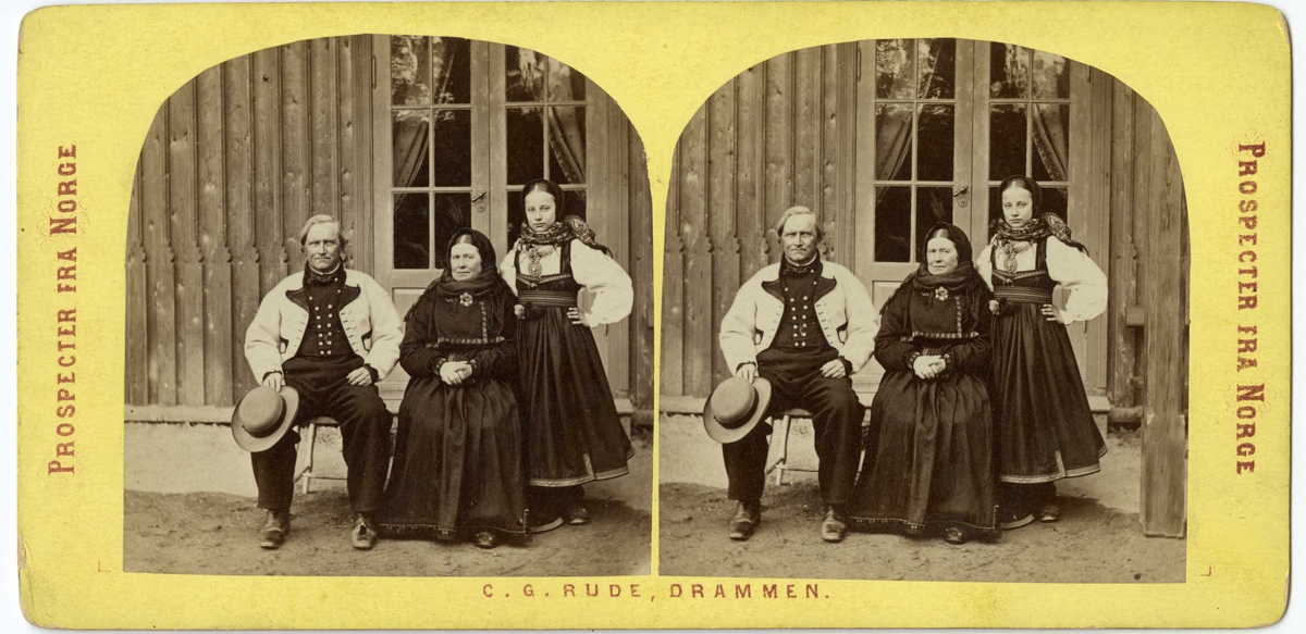 Stereoskopi. Gruppeportrett. Mann, kvinne og jente i telemarksdrakter.