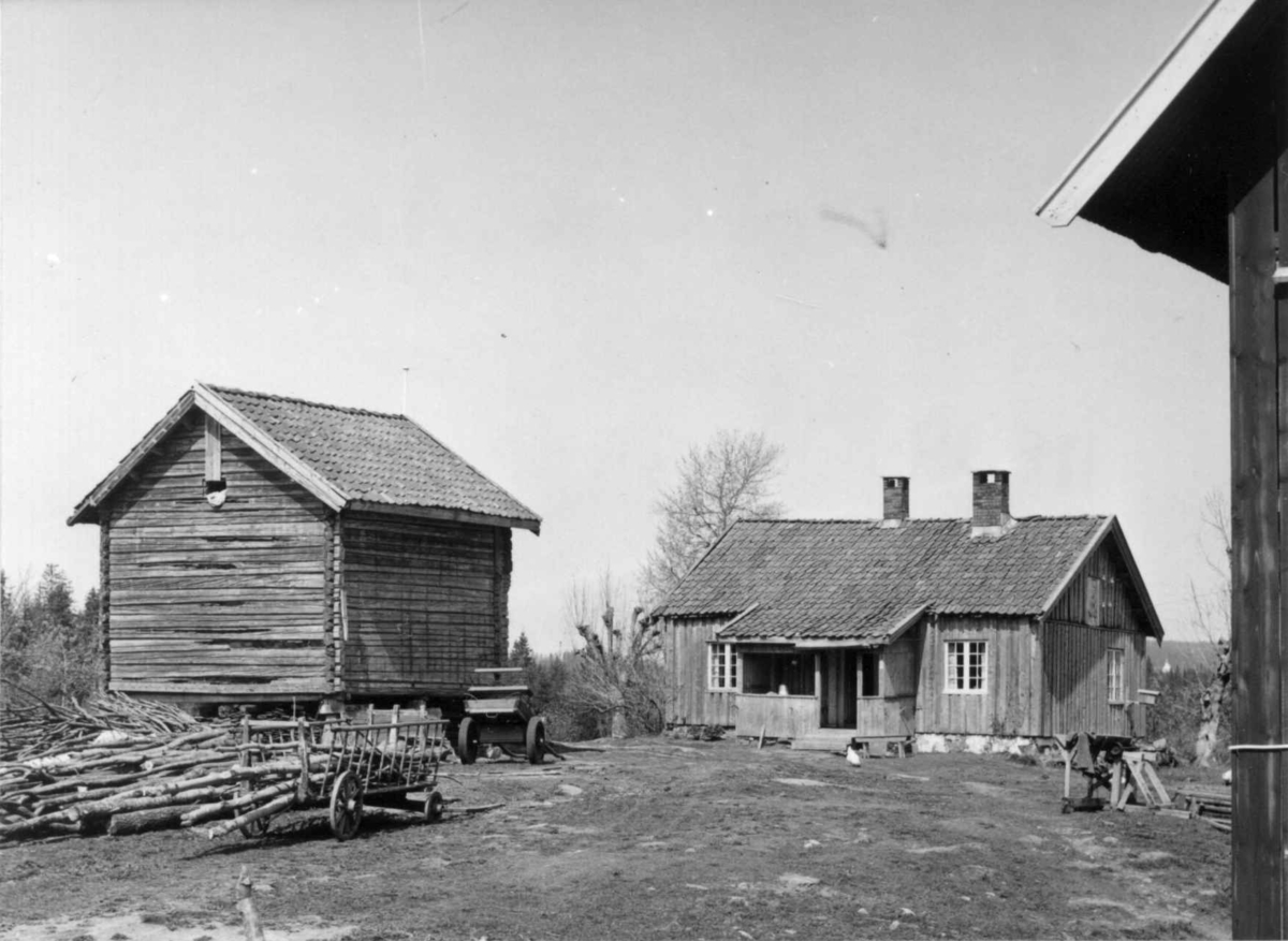 Bråtan med hovedbygning og stabbur på Solihøgda i 1960. Hovedbygningen er fra 1812.