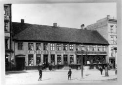 Torvet 13b, Oslo. Lav bygård med butikker.