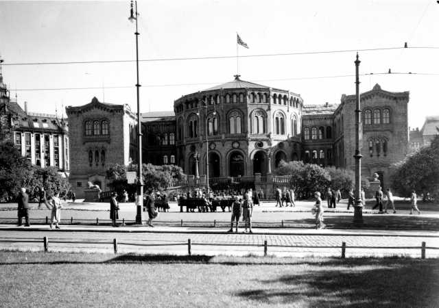 Stortinget og Eidsvolls Plass, Oslo 1939. Fotografert fra Rosenkrantz' gate.