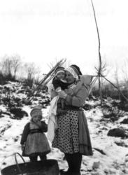 Portrett av Sara Unga med sine to barn ved boplass, 1951.