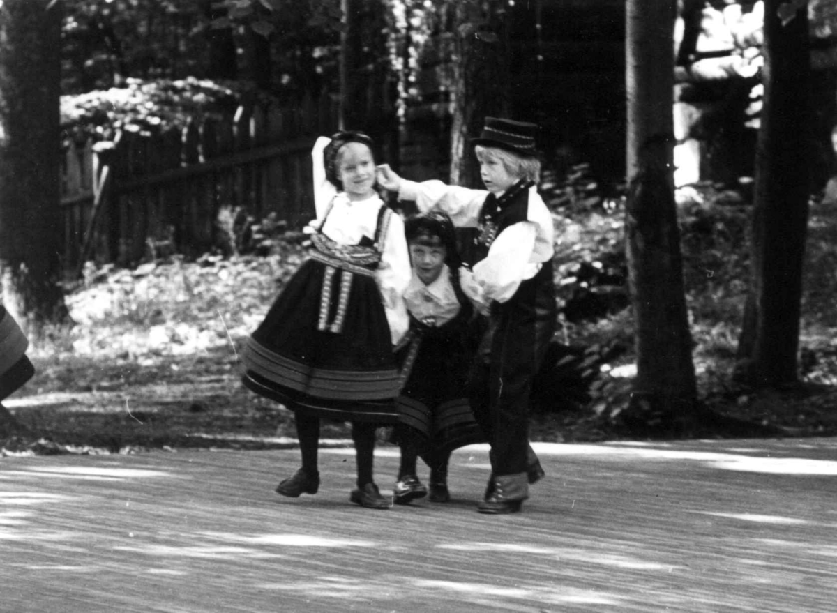 Norsk folkemuseums barneleikaring. Prinsesse Märtha Louise deltar.
9. sept. 1979.