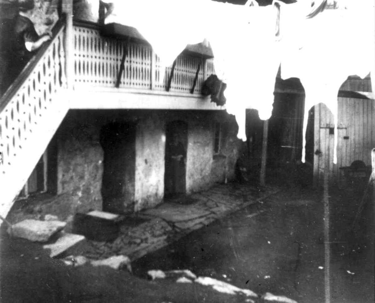 Gårdsrom, trebebyggelse, Oslo. Klesvask på snor.
Fra boliginspektør Nanna Brochs boligundersøkelser i Oslo 1920-årene.