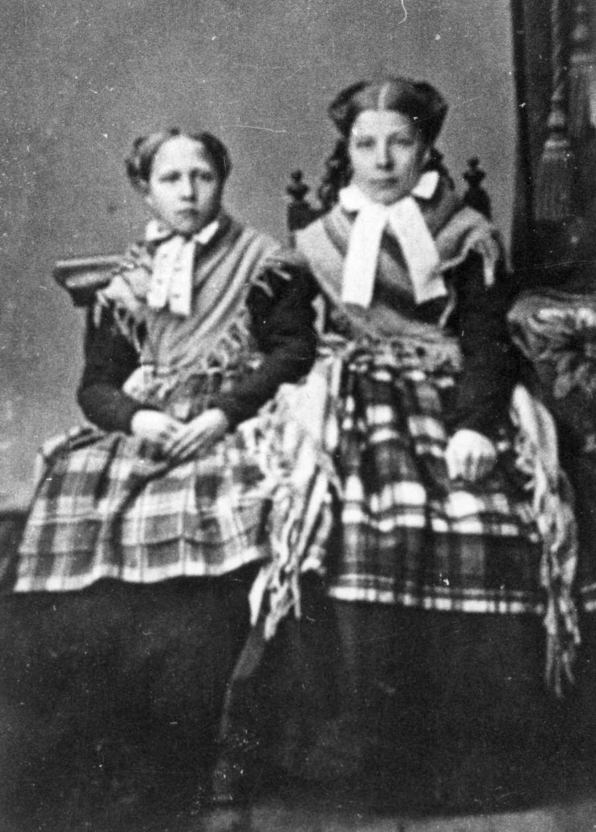 Portrett av Guri Moseid, født 1850 og Sigrid Moseid, født 1853, fotografert på 1860-tallet. Moseid, Vennesla, Vest-Agder.