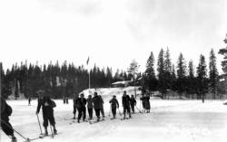 Skiløpere i Nordmarka, Oslo. 1934. Tryvannstua med flagget t