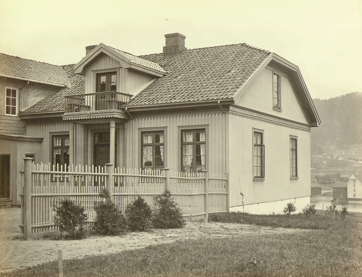 Hovedbygning, Sundhaugen gård,  Strømsgodset, Drammen. Bygningen ble oppført etter en brann i 1855 av Christian P. A. Ziener. Se også NF.15003-053.
Fra en serie norske landskapsfotografier tatt av den engelske fotografen Henry Rosling (1828-1911).
