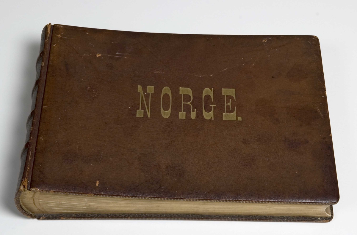Serie motiver fra to fotoalbum i skinn, merket "NORGE I" og "NORGE II". De fleste - 174 av ialt 206 originalpositiver - er tatt av fotograf Axel Lindahl (1841-1906) på hans første reiser i Norge 1884 og 1885. 

