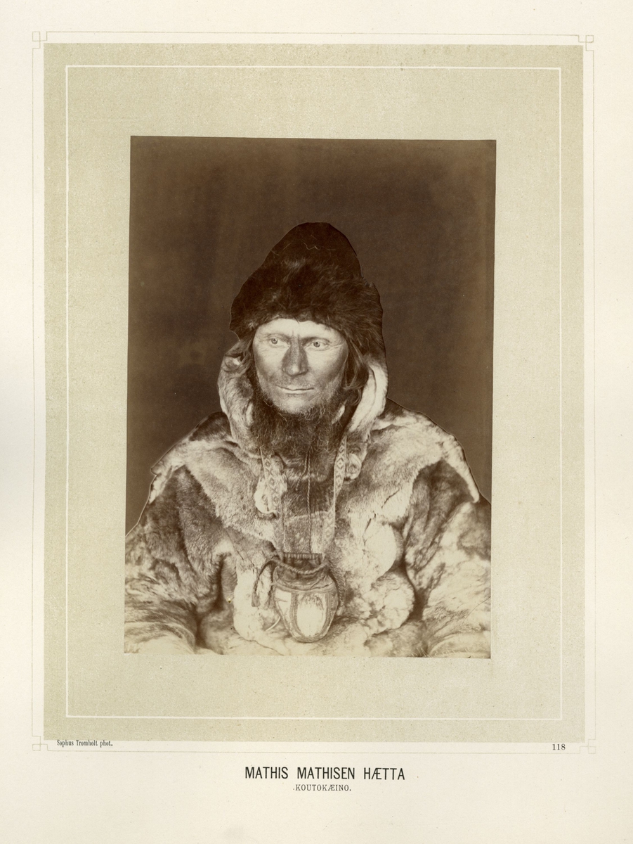 Portrett av Mathis Mathisen Hætta med pesk, pelslue og skinnpung rundt halsen.