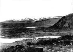 Landskap, ukjent sted (Jotunheimen?). Utsyn over vidde, vann