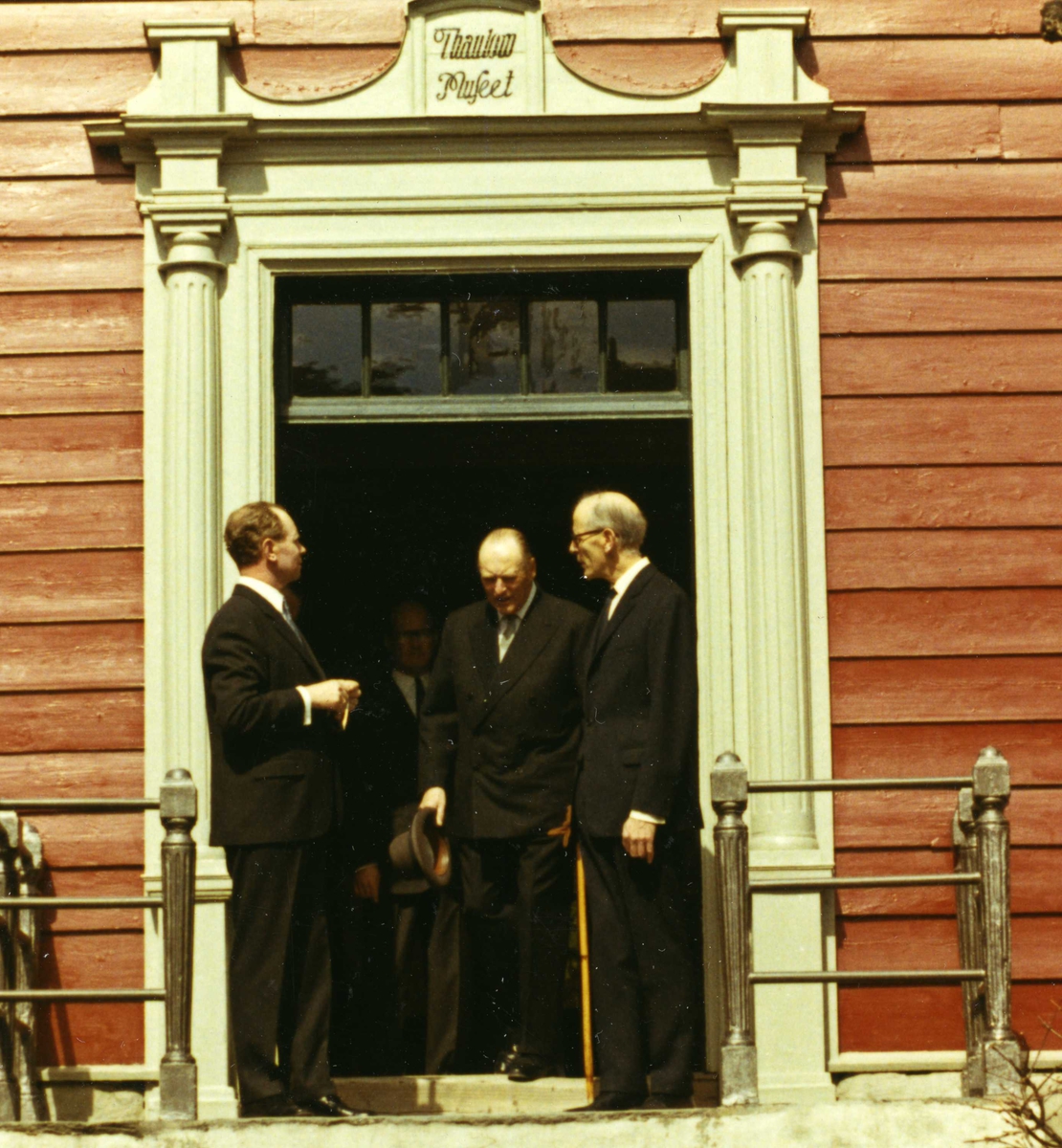 Islands president besøker NF 4/5 1971. Presidenten, Kong Olav og direktør Reidar Kjellberg foran inngangen til Leikanger prestegård/Thaulowmuseet, NF.