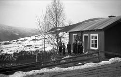 Hytte i Gol påsken 1939. To av døtrene Arentz står utenfor h