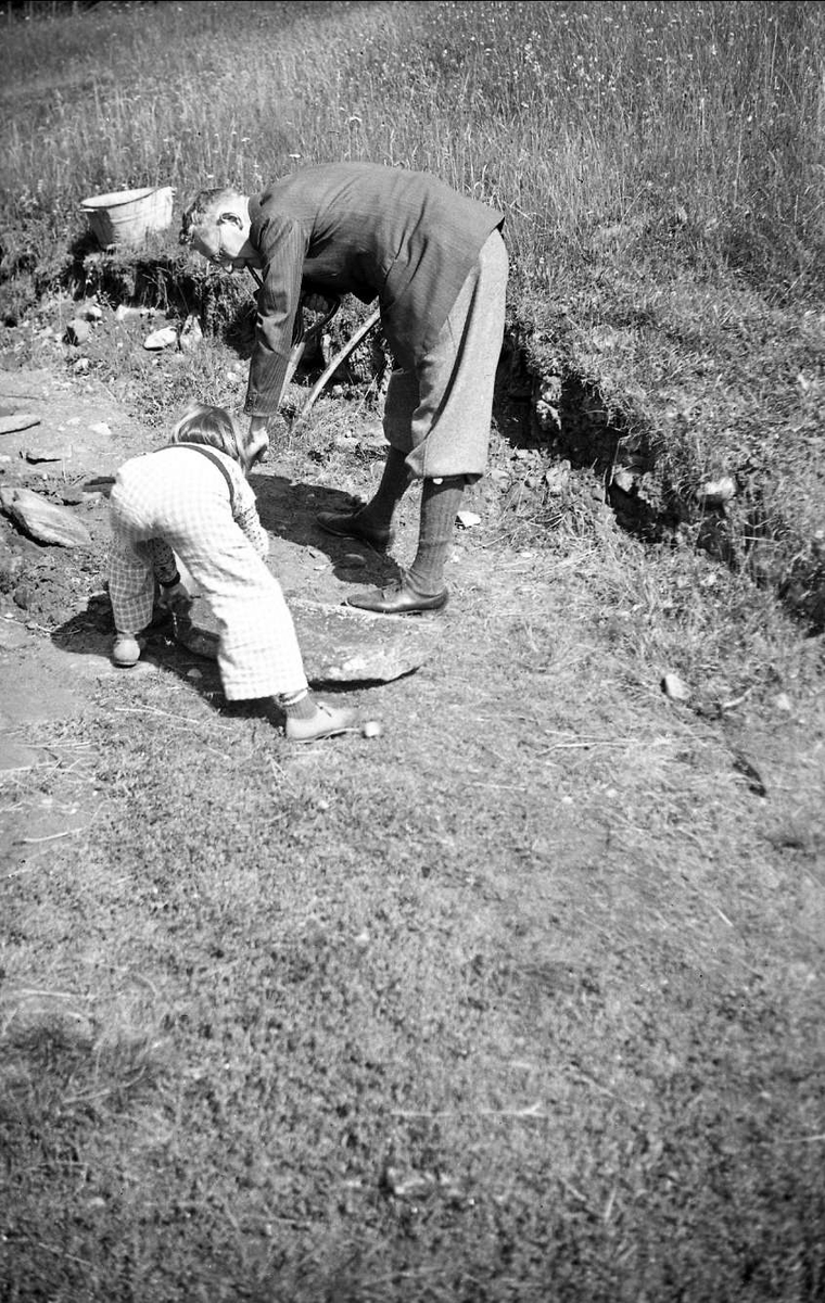 Biskop Johannes Smidt graver i jorda på Ligardshaug 1942.