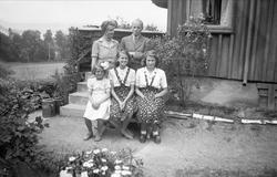 Fritjof og Dordi Arentz sammen med døtrene Guri, Siri og Kar