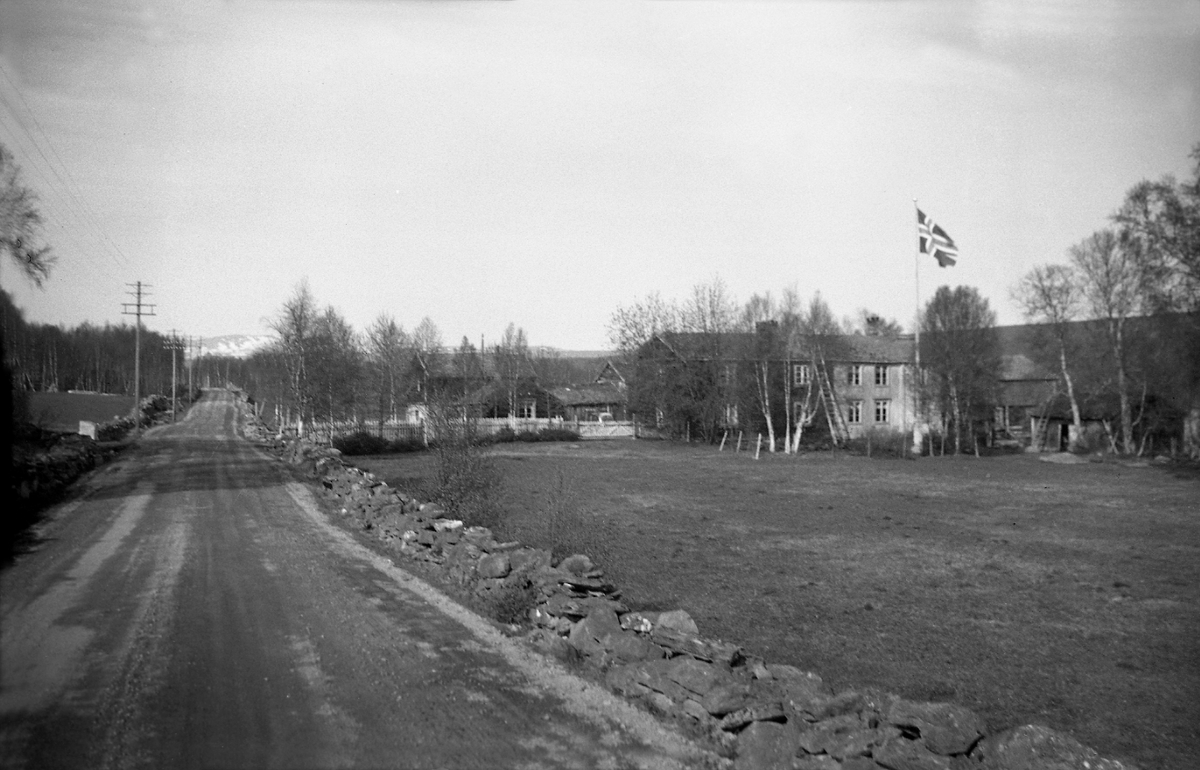 Gården Trøan, Orvos (Nyplassen), Røros, hvor Fritjof Arentz tilbragte feriene i barndommen. Fotografert under Arentz-familiens biltur i 1947.
