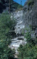 Gammel vei - renne som er sprengt ut i fjellet ved Byklestig