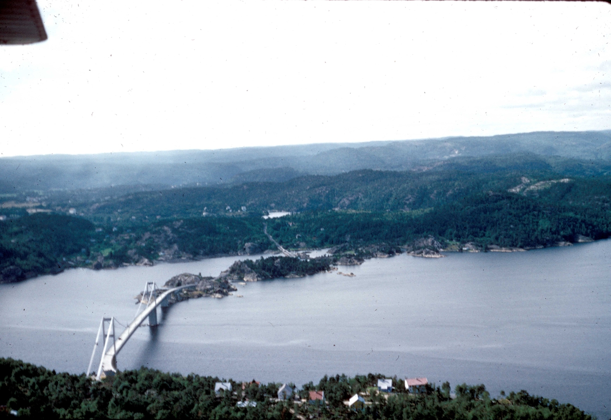 Flyfoto av Varoddbroen fra 1956 over Topdalsfjorden. Kristiansand i bakgrunnen.