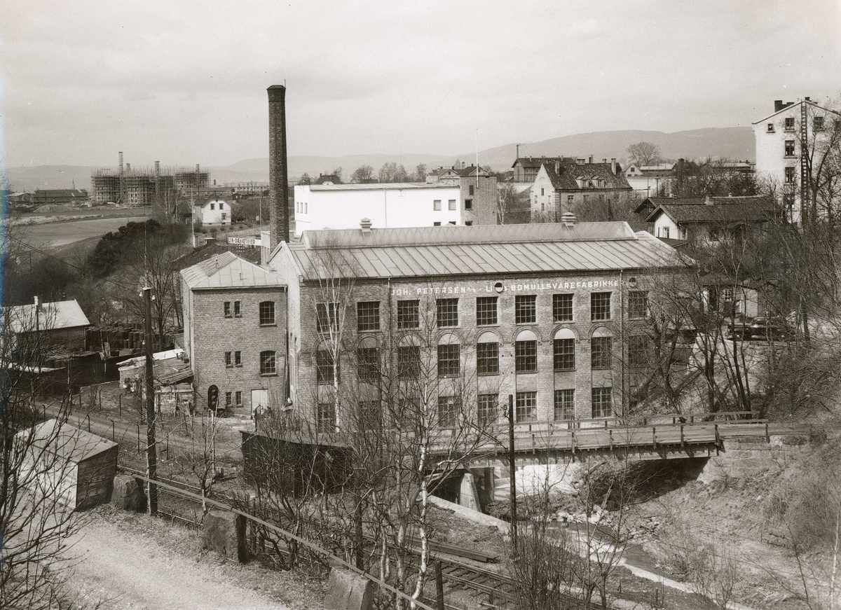 Bygninger ved A/S Joh. Petersens Linvarefabrik, Bryn, Oslo. Jernbanespor og boliger.