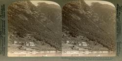 Stereoskopi. Gård med kornstaur ved Lovatnet, Stryn, Sogn og