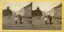 Stereoskopi. Karl Johans gate med Slottet, Oslo, 1864. To gu