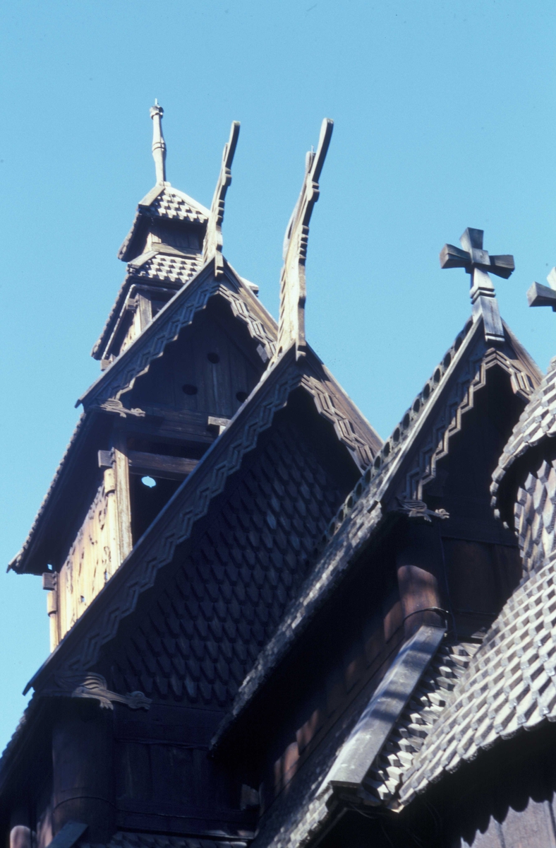 Gol stavkirke, Oscar IIs samling, bygning nr. 181 på Norsk Folkemuseum.
Bildet viser øverste halvdel med kors og dragehoder.