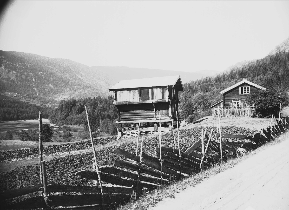 Kvisle, Numedal, Rollag, Buskerud, 1906. Tømmerhus og bur mot dal, med skigard fremst i bildet.