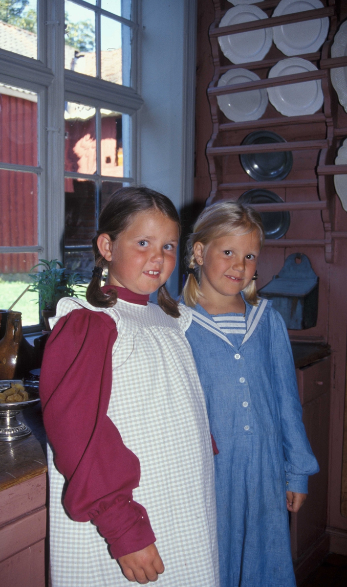 Barn i drakter på besøk, år 2002, i kjøkkenet i Crystiegården, bygning nr. 227
