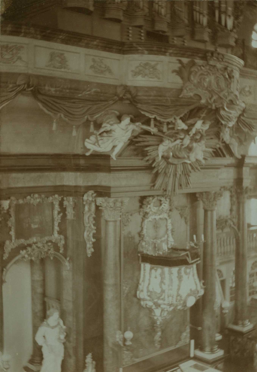 Interiør med prekestol og altertavle, Kongsberg kirke, Kongsberg, Buskerud. Fotografert 1907.