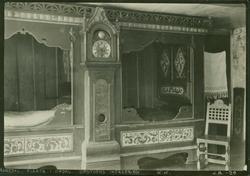 Interiør med senger, ur, stol og skap, Flåta, Nore og Uvdal,