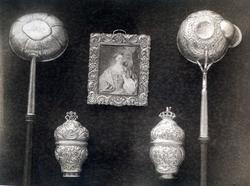 Luktevannshus, punsjeøse og miniportrett. Laget av gullsmed 