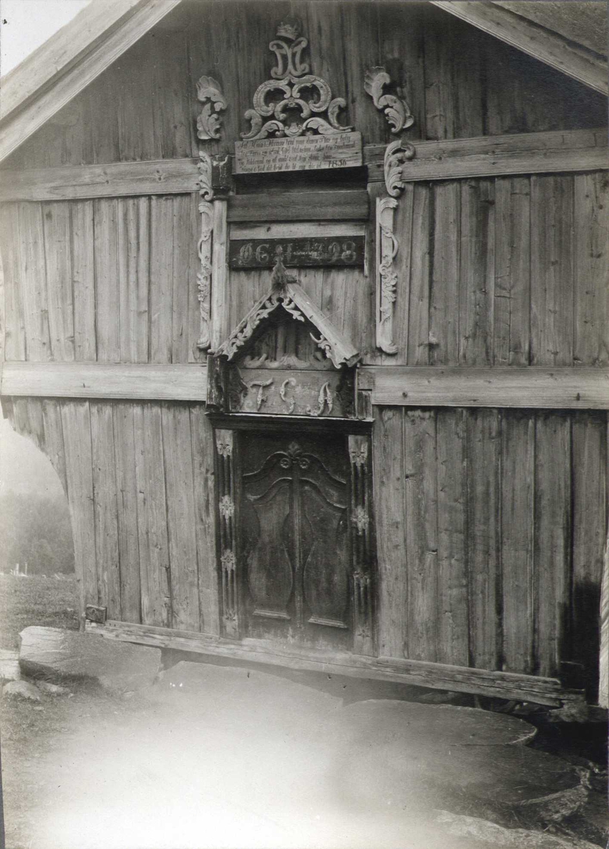 Stabbur, Lurås, Tinn, Telemark. Treskjærer Knut T. Skaarberg har dekorert inngangsparti. Fotografert 1913.