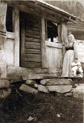 Stuesval, Hovdejord, Hjartdal, Telemark. Kvinne med sending 