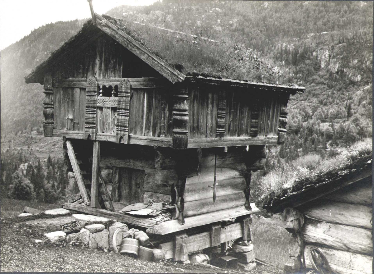Loft, Dyrland, Dyrlandsdalen, Seljord, Telemark. Fotografert 1913.