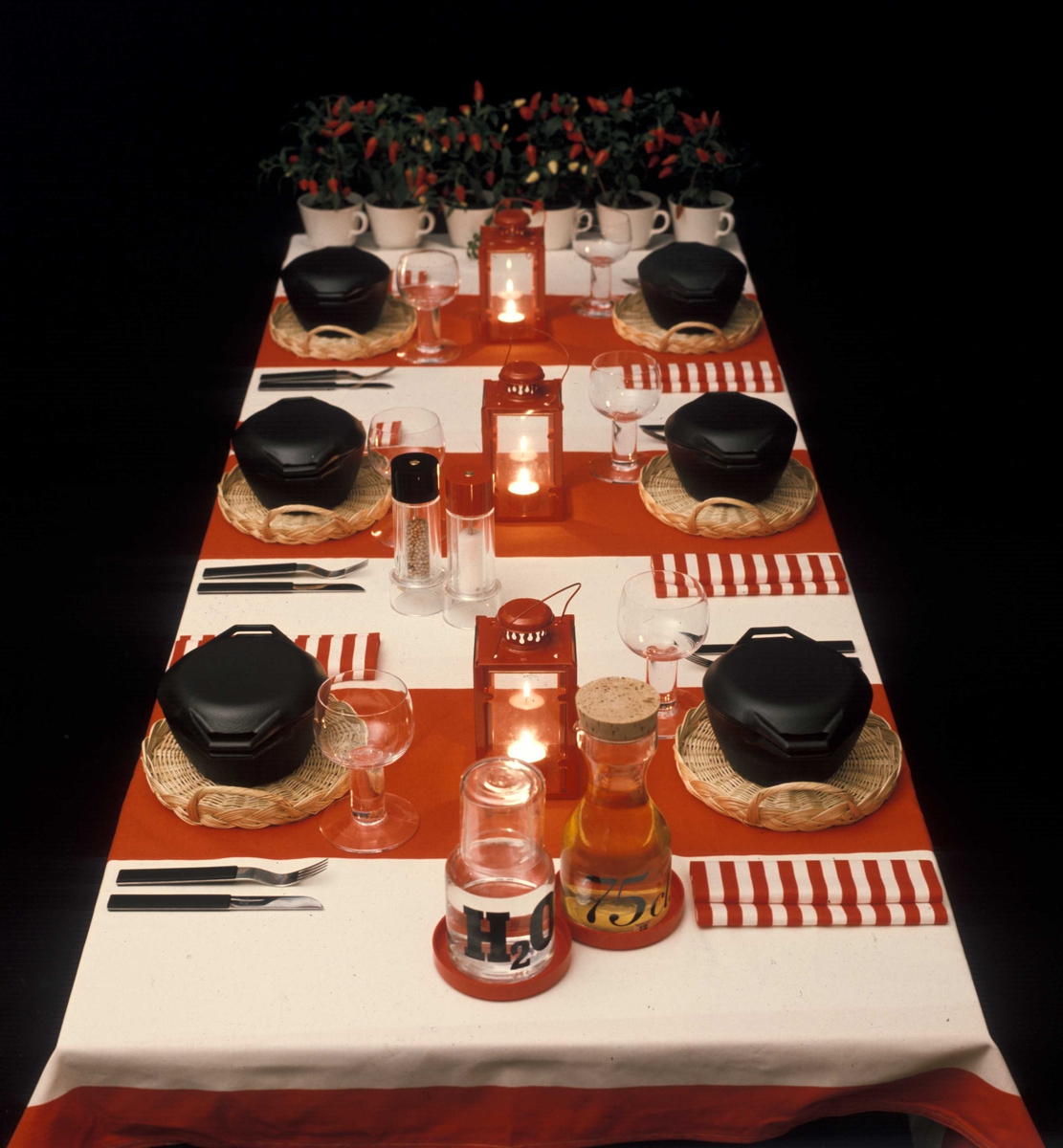 Bord dekket i rødt og hvitt. Nye Bonytt 1975-1.