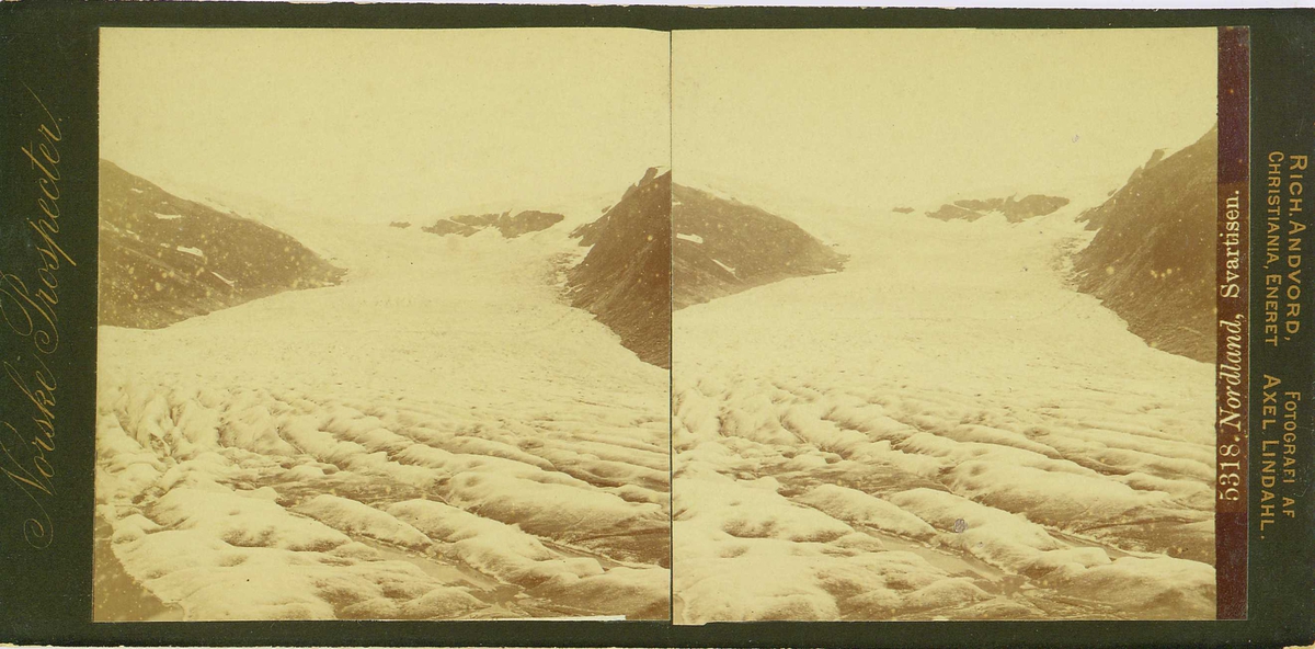 Svartisen, Nordland. Isbre mellom fjellpartier.
Fra fotograf Axel Lindahls (1841-1906) serie stereofotografier, "Norske Prospecter".