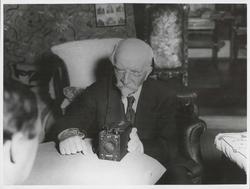 Komponisten Christian Sinding (1856-1941) sittende i stol me