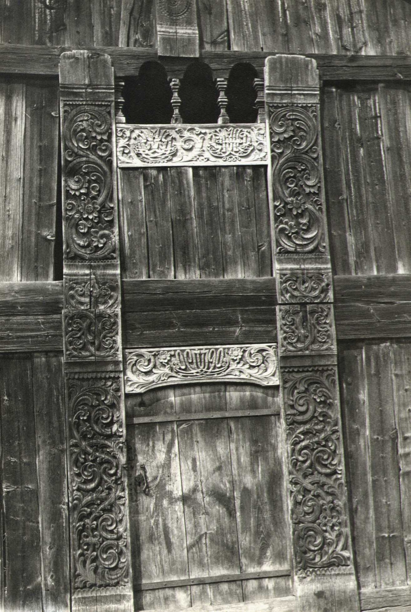 Inngangsparti på loft, Kolltveit, Kviteseid, Telemark. Fotografert 1916.