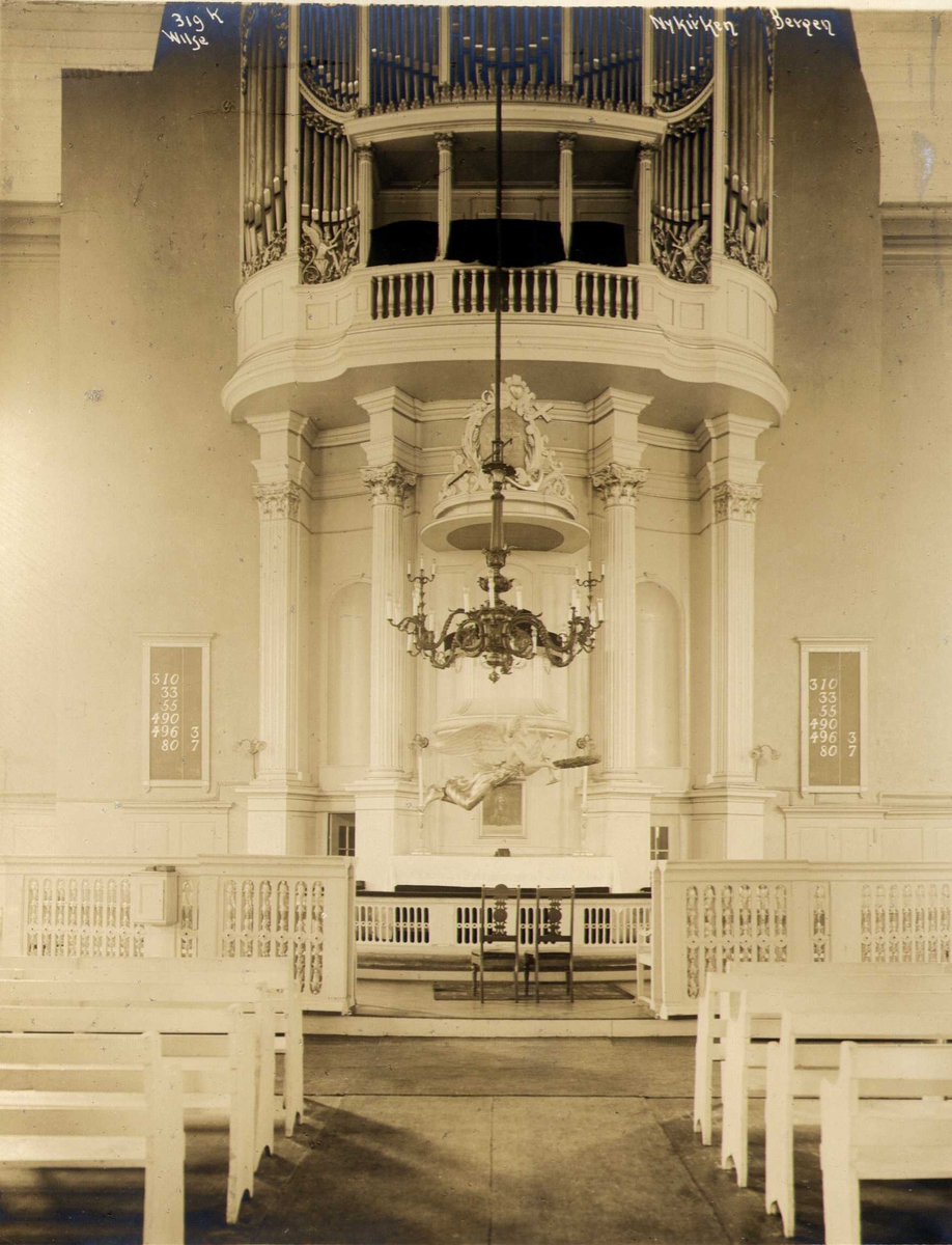 Kirkeinteriør med prekestol og orgel, Nykirken, Bergen, Hordaland. Fotografet 1912.