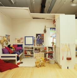 Barnerom innredet til flere barn, med skillevegg av kjøkkens