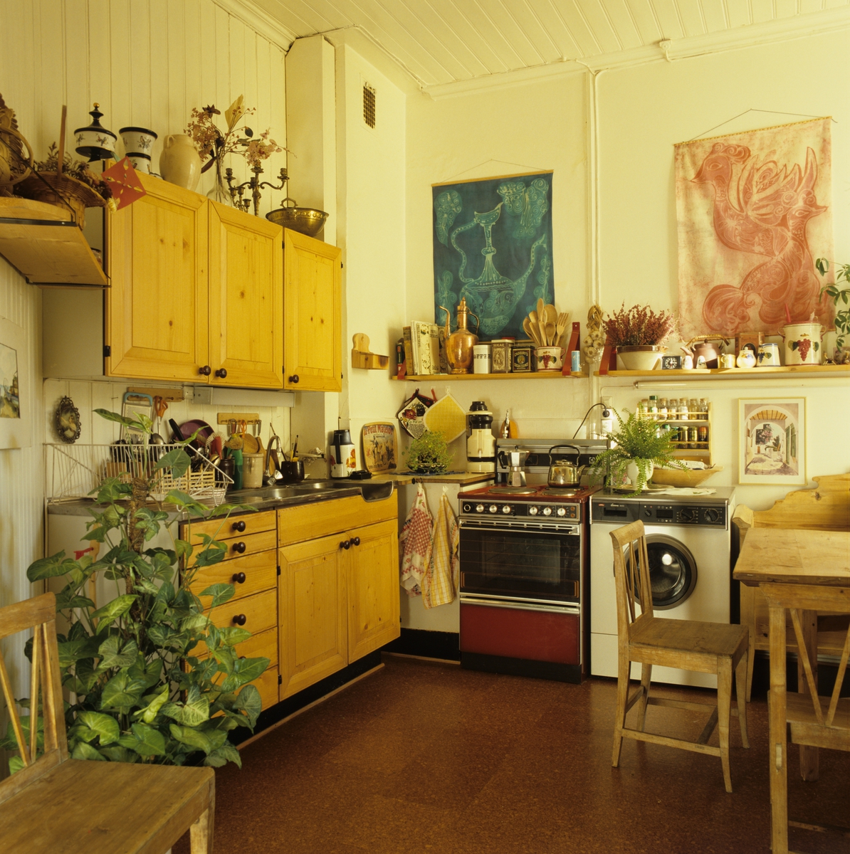 Kombinert arbeids- og oppholdskjøkken i nyoppusset leilighet på Frogner i Oslo. Fotografert for Bonytt 1986.