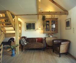 Sofakrok i utbygd loft i en gammel bygård. llustrasjonsbilde