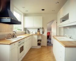 Kjøkkenet i utbygd loft i en gammel bygård. llustrasjonsbild