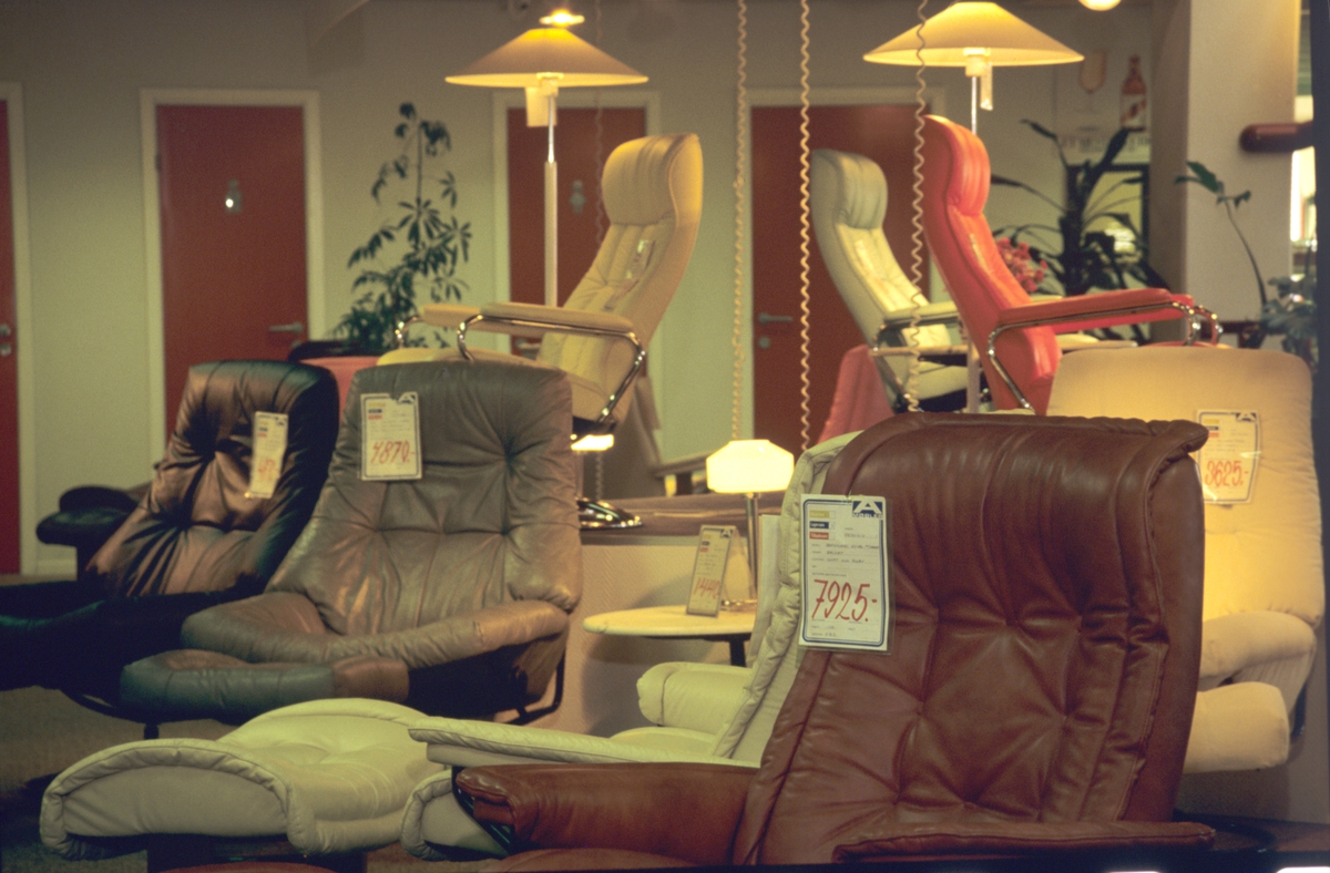 Stressless stoler fra Ekornes i en møbelbutikk og lamper. llustrasjonsbilde fra Bonytt 1986.