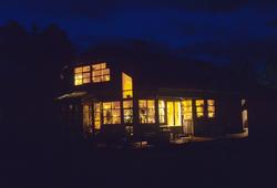 Et hus ligger i nattenmørket i Naustdal ved Førde. llustrasj
