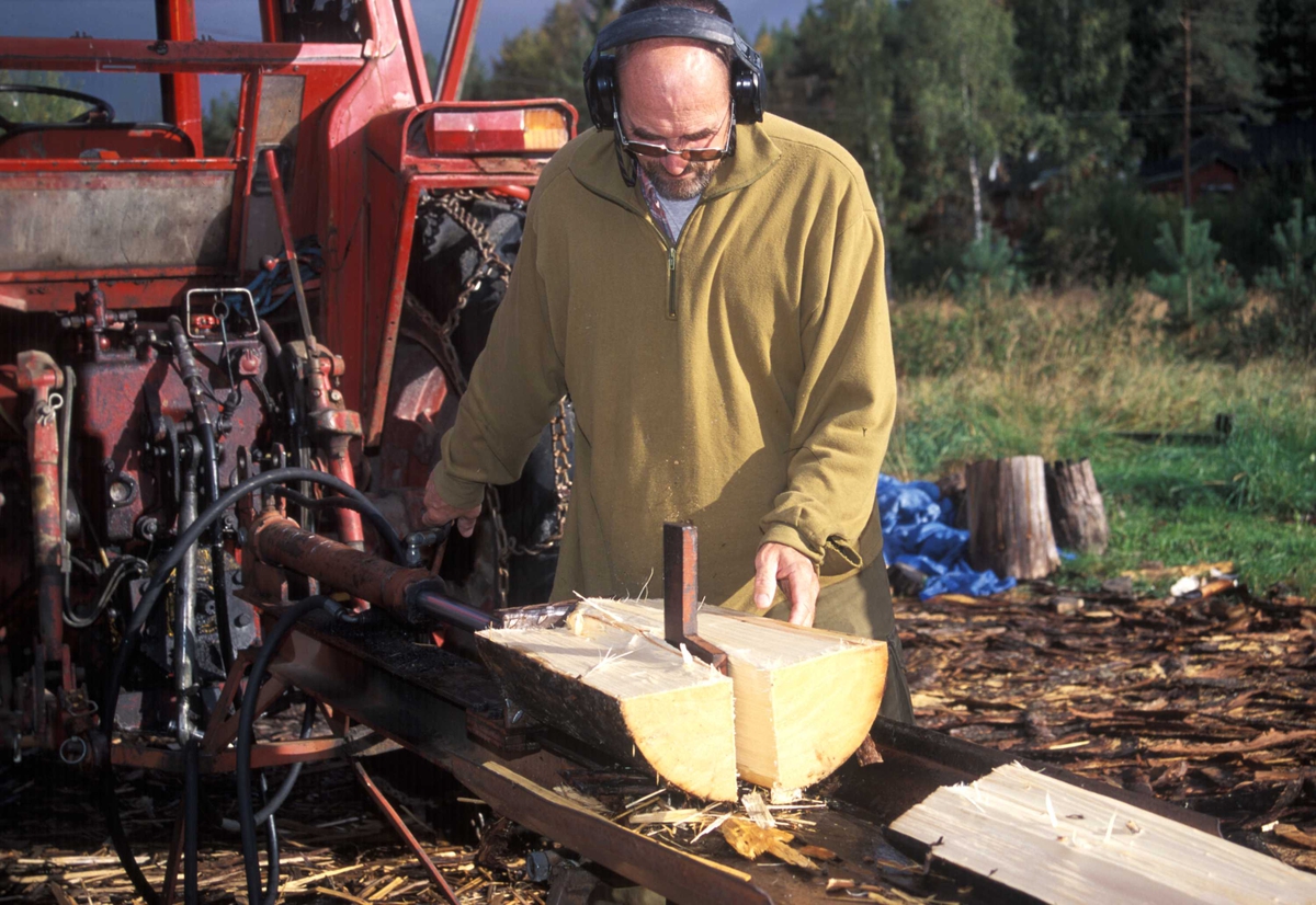 Stikktak, er laget av Per Haagenrud, Breiviken Tretak. Han har holdt på med produksjon av stikker siden ca. 1993. Haagenrud har etter hvert fått god erfaring på utvelgelse av trær som egner seg til å produsere stikker av.