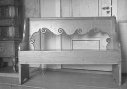 Benk i sakrestiet, Oppdal kirke. Oppdal, Sør-Trøndelag. Foto