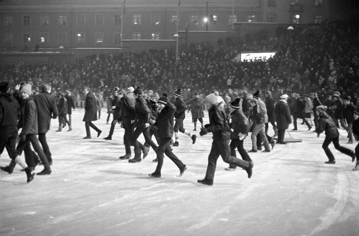 Serie. Skøyteløpere og publikum på Bislett stadion, Oslo. Fotografert februar1969. 